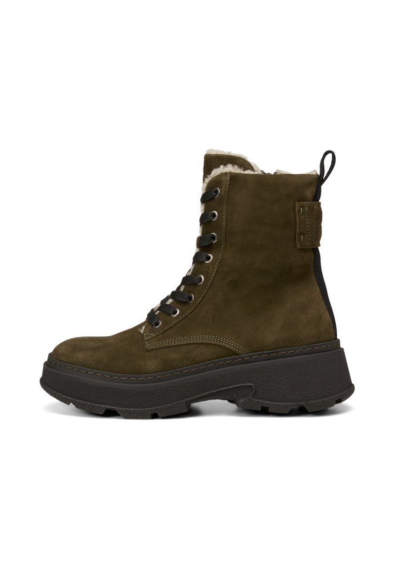 Zielono-oliwkowe zamszowe botki za kostkę z teksturowaną czarną podeszwą, sznurowanym przodem i futrzanym wykończeniem na cholewce, z pętelką do łatwego zakładania.