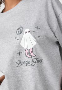Grå bomulds sweatshirt med et trykt design af et spøgelse iført lyserøde cowboy støvler, stjerner og en diskokugle, mærket "Boogie Fever."