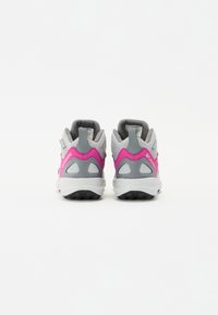 Scarpe sportive grigie e rosa con una tomaia in rete testurizzata, intersuola ammortizzata e suola in gomma. La vista posteriore mostra il marchio e il colletto imbottito.