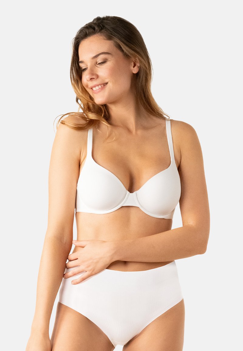 Soutien-gorge blanc en tissu lisse, bonnets moulés, bretelles réglables et design sans coutures, associé à une culotte taille haute blanche.
