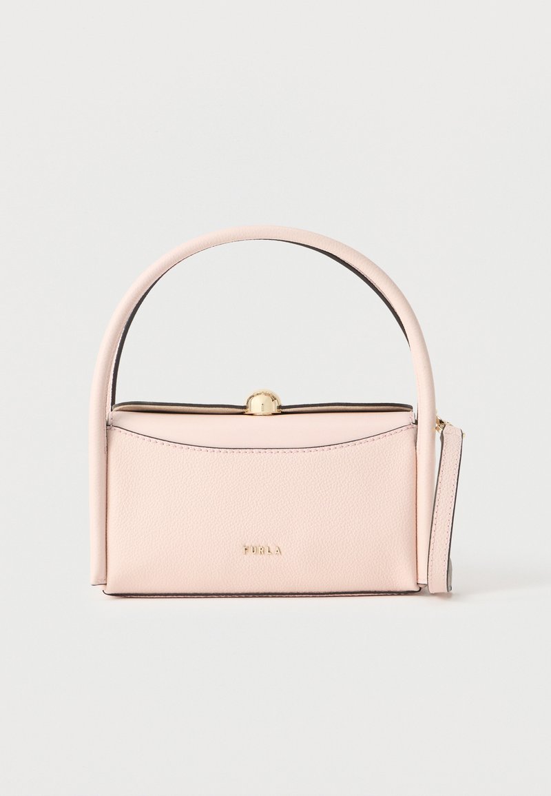 Mīksta rozā ādas soma ar apaļu rokturi, zelta aizdari un noņemamu siksnu, minimālistisks dizains, Furla logotips priekšpusē.