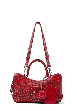 Rode handtas van leer met krokodillenstructuur, korte handvatten, lange afneembare schouderriem en twee aangehechte leren labels.