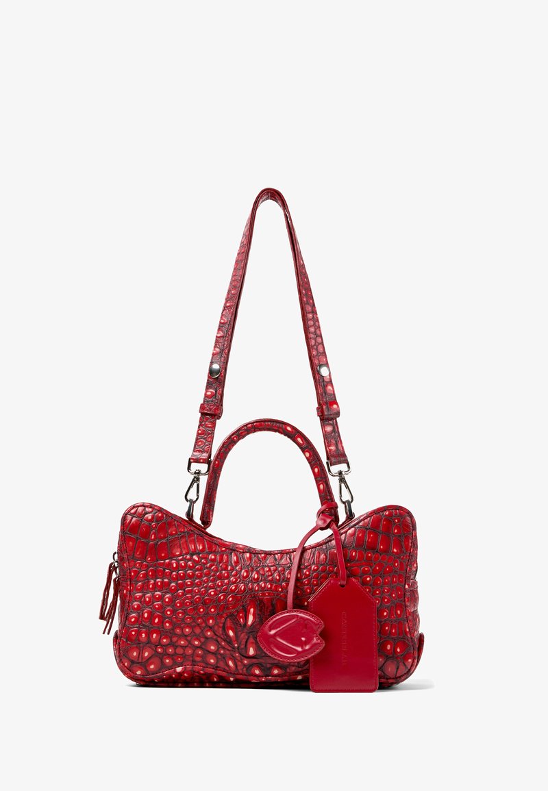 Sac à main en cuir rouge embossé crocodile avec poignées courtes, longue bandoulière amovible et deux étiquettes en cuir attachées.