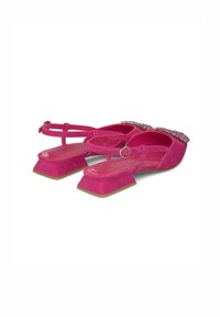 Rosa Wildleder Schuhe mit Blockabsatz und verstellbaren Knöchelriemen, die eine glitzernde Verzierung über die Vorderseite verfügen. Quadratzehen-Design.