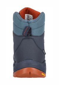 Blåa och grå vattentåliga vandringskängor med en orange insida, strukturerad ovandel och en dragflik på baksidan. Gummisulor med grepp.