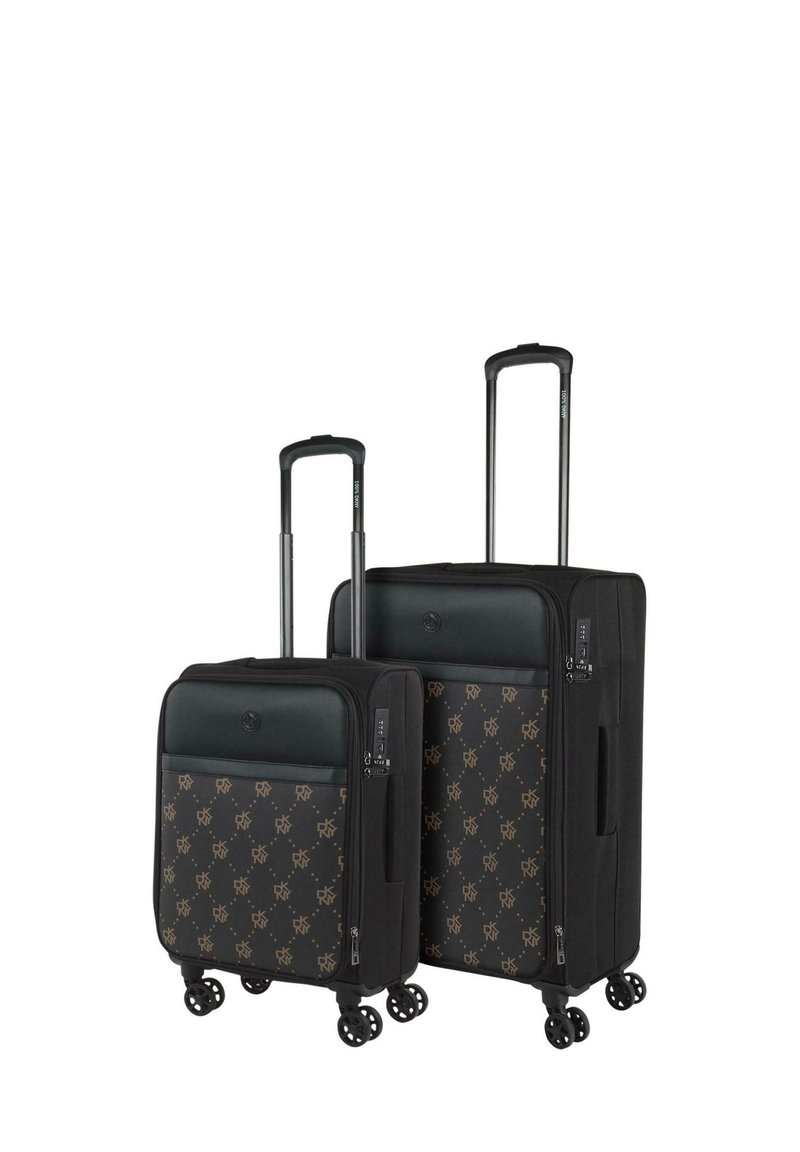 Maletas de tela negra con un patrón de monograma, tapa rígida, asas retráctiles y ruedas de 360 grados, con dos tamaños apilados juntos.