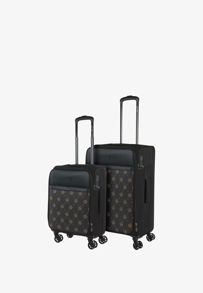Maletas de tela negra con un patrón de monograma, tapa rígida, asas retráctiles y ruedas de 360 grados, con dos tamaños apilados juntos.