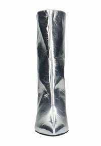 Bota plateada hasta la rodilla hecha de material metálico brillante, con punta puntiaguda y diseño elegante de textura suave sin elementos visibles.