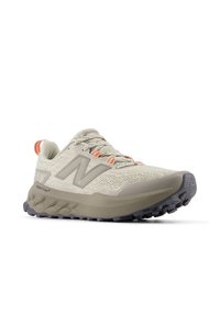 Chaussure de sport beige clair avec tige en maille texturée, accents orange et gris, semelle à coussinage épais et semelle extérieure à traction robuste.