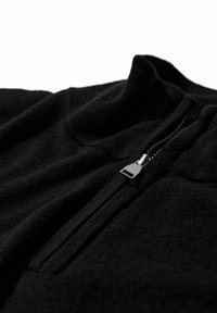 Pulover negru tricotat cu guler înalt și detalii cu fermoar argintiu, având o textură moale și un design ajustat.