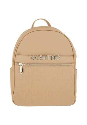 Beige Valentino rugzak met een voorvak met rits en een reliëf patroon van de merknaam op de onderste helft van de tas.