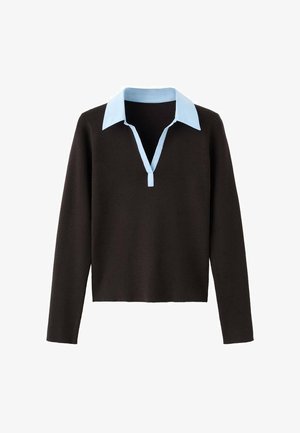 Črno dolgo oprijet kroj z lahkim modrim ovratnikom, z izrezom z vrtljivim sprednjim delom na polovico in krajšo zasnovo. Iz mehkega, teksturiranega blaga.