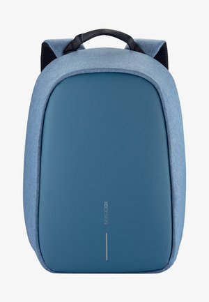 Sac à dos en tissu bleu avec une surface texturée, un design épuré et une forme arrondie. Il dispose d'une poignée supérieure et de bretelles rembourrées.