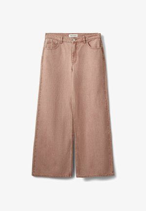 Jean en denim rose taille haute à jambes larges avec bouton avant, fermeture éclair, passants pour ceinture, et poches avant et arrière, posé à plat sur fond blanc.