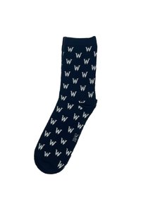 Marineblaue Socken mit weißem Buchstaben W Muster, mittelhoch bis zur Wade, aus weichem, dehnbarem Material gefertigt, mit einem gerippten Bündchen für sicheren Halt.