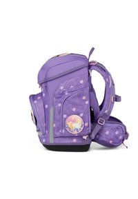 Mochila morada con tela estampada, que presenta lunares, una insignia de unicornio, correas reflectantes y un bolsillo lateral. Diseño robusto.
