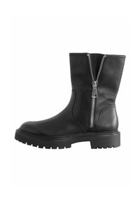 Bottes ankle en cuir noir avec une fermeture éclair latérale, bout rond, semelle en caoutchouc épaisse et finition texturée, conçues pour la durabilité et le confort.
