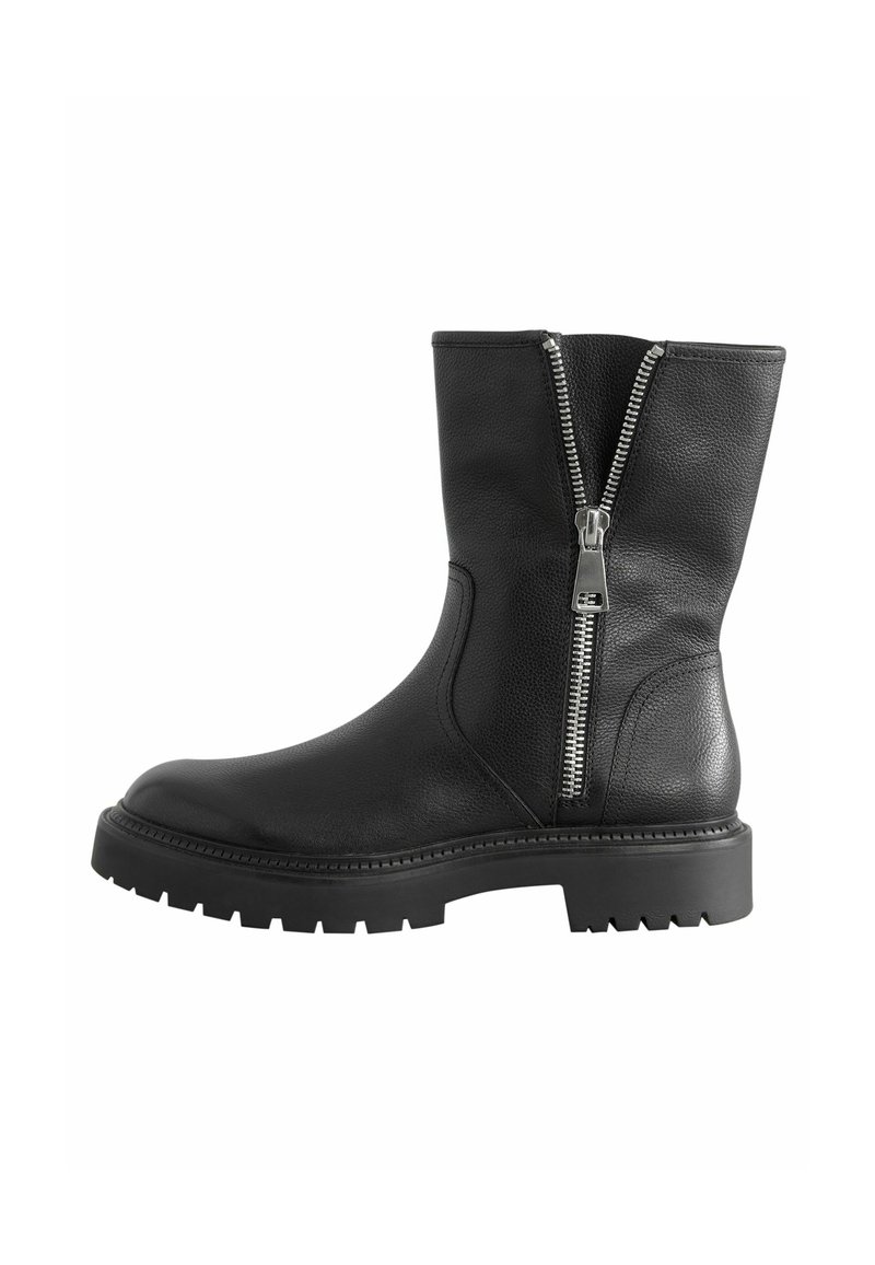 Bottes ankle en cuir noir avec une fermeture éclair latérale, bout rond, semelle en caoutchouc épaisse et finition texturée, conçues pour la durabilité et le confort.