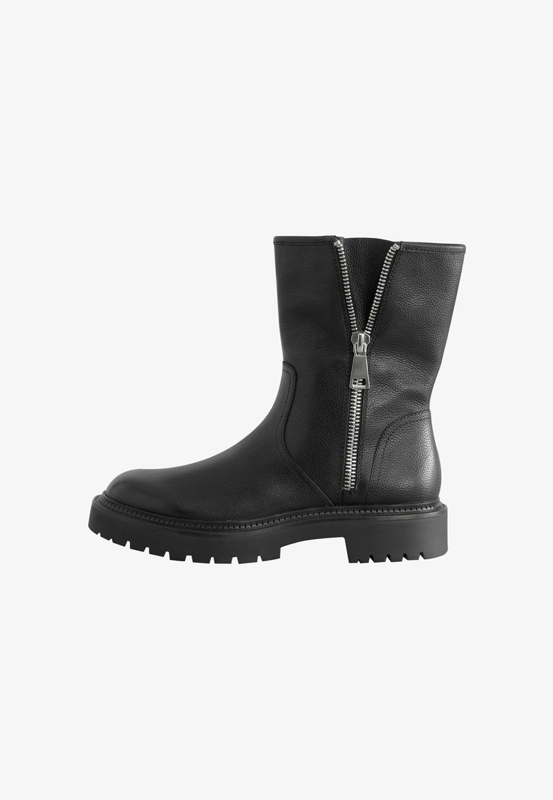 Bocanci din piele neagră, de gleznă, cu un fermoar lateral, vârf rotund, talpă din cauciuc groasă și finisaj texturat, concepuți pentru durabilitate și confort.