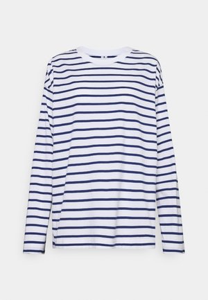 Koszulka z długim rękawem wykonana z miękkiej bawełny, z poziomymi granatowymi paskami na białym tle, z okrągłym dekoltem i luźnym krojem.