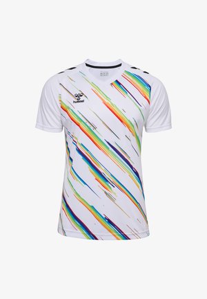 Weißes Sporttrikot mit kurzen Ärmeln, das bunte diagonale Streifen in Rot, Blau, Grün und Gelb aufweist und ein schwarzes Logo auf der Brust trägt.