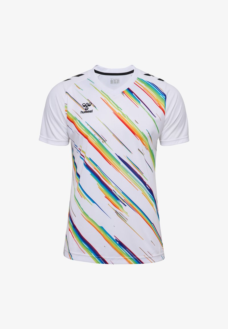 Biały, sportowy T-shirt z krótkim rękawem, ozdobiony kolorowymi ukośnymi smugami w kolorach czerwonym, niebieskim, zielonym i żółtym, z czarnym logo na piersi.