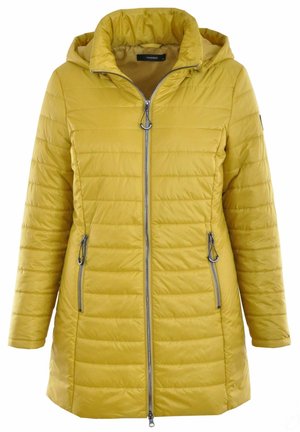Geel gewatteerd jack met een capuchon, voorzien van een ritssluiting aan de voorkant, twee ritszakken aan de zijkanten en een zichtbare gestikte textuur. Zilveren hardware accenten.