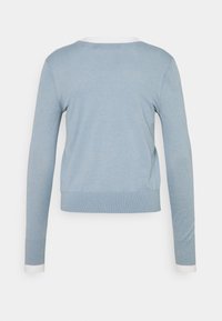 Ljusblå cardigan tillverkad av mjukt stickat tyg. Har långa ärmar, en rund halsringning med vit kant, och en figursydd nederkant. Minimalistisk design.