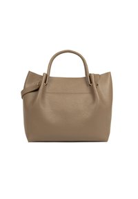 Borsa a mano in pelle taupe con texture, dotata di due manici corti e di una forma rettangolare morbida e strutturata, su sfondo bianco.