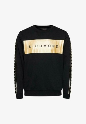 Schwarzes Sweatshirt mit langen Ärmeln, einem breiten goldenen Streifen über der Brust mit der Aufschrift „RICHMOND“ und gold gemusterten Streifen an beiden Ärmeln.