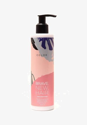 En 250 ml hvid flaske med en sort pumpe, der har et pink og blåt abstrakt design. Etiketten siger "BRAVE.NEW.HAIR. COLOR HAIR CONDITIONER."