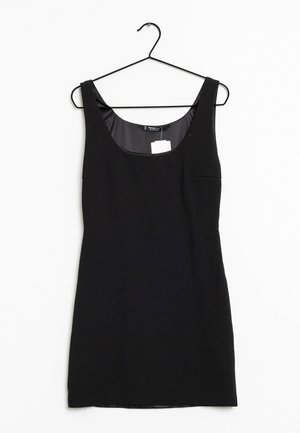 Czarna sukienka bez rękawów z okrągłym dekoltem, wykonana z gładkiego materiału, z dwiema przednimi kieszeniami i zawieszką, wyeksponowana na wieszaku.