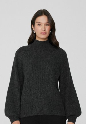 Suéter de punto gris oscuro con cuello alto, textura acanalada y mangas voluminosas. El cuerpo está ligeramente ajustado en la cintura.