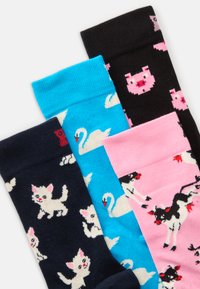 Trois paires de chaussettes en coton colorées : marine avec des chats, bleues avec des cygnes et roses avec des vaches, présentant des designs ludiques de style cartoon.