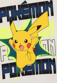 Gul Pikachu-karakter på hvit bakgrunn, omringet av fet svart og blå tekst som staver "POKÉMON." Livlige grønne aksenter.