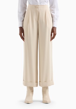 Pantaloni beige a gamba larga con frontale pieghettato e orlo risvoltato. Realizzati in tessuto morbido, con chiusura a bottone e vestibilità comoda.
