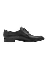 Zapato de vestir de cuero negro con un acabado suave, puntera redondeada y diseño de tres ojales con cordones. Presenta un tacón bajo y cuadrado.