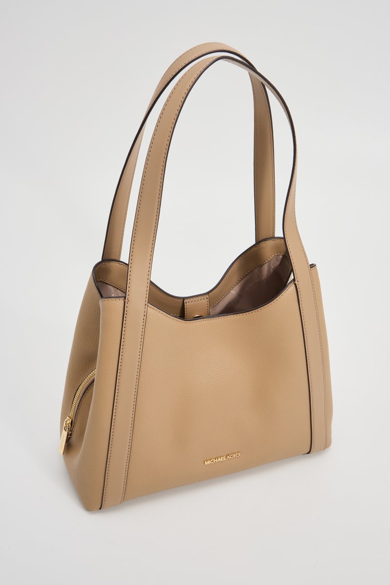 Bolso de mano de cuero marrón con dos asas, de forma estructurada y un bolsillo lateral con cremallera. Presenta herrajes dorados y una textura sutil.