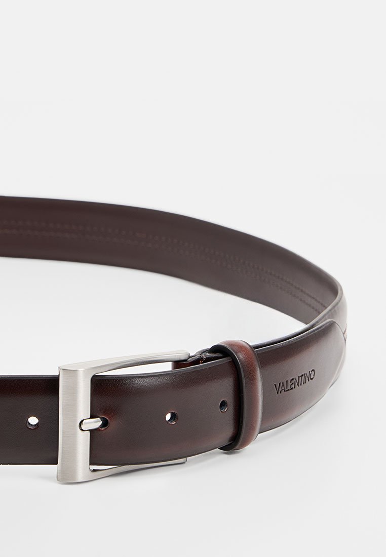 Ceinture en cuir marron avec une finition lisse, boucle en métal couleur argent et nom de la marque en relief. Comprend plusieurs trous pour ajuster la taille.