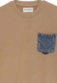 Felpa beige con collo rotondo, dotata di una tasca in denim blu con design triangolare e cuciture a contrasto sul fronte.