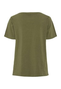 T-shirt vert olive à manches courtes, avec un col rond et une coupe décontractée. Tissu doux avec une texture lisse et sans motifs ni accents visibles.