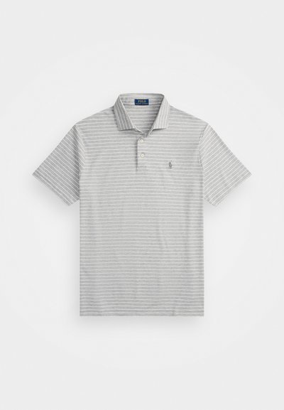 Šedé polo tričko s tenkými bílými pruhy, krátkými rukávy, zapínáním na tři knoflíky a malým logem na levé straně hrudi. Vyrobeno z měkké bavlněné látky.