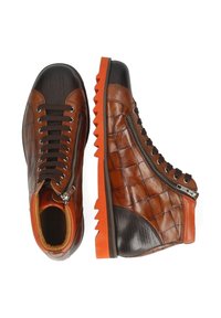 Zapatillas altas marrones con upper de cuero texturizado, detalle de cremallera lateral, puntera negra en contraste y suela naranja estriada.