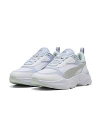 Scarpe sportive bianche e grigie chiare realizzate in materiali a rete e sintetici, con dettagli testurizzati, suola spessa e colletto imbottito.