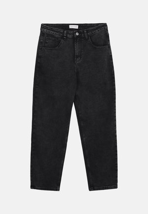 Fekete, magas derekú egyenes szárú farmer elülső zsebekkel, övbújtatókkal, gombos záródással és címkével a derékrészen.