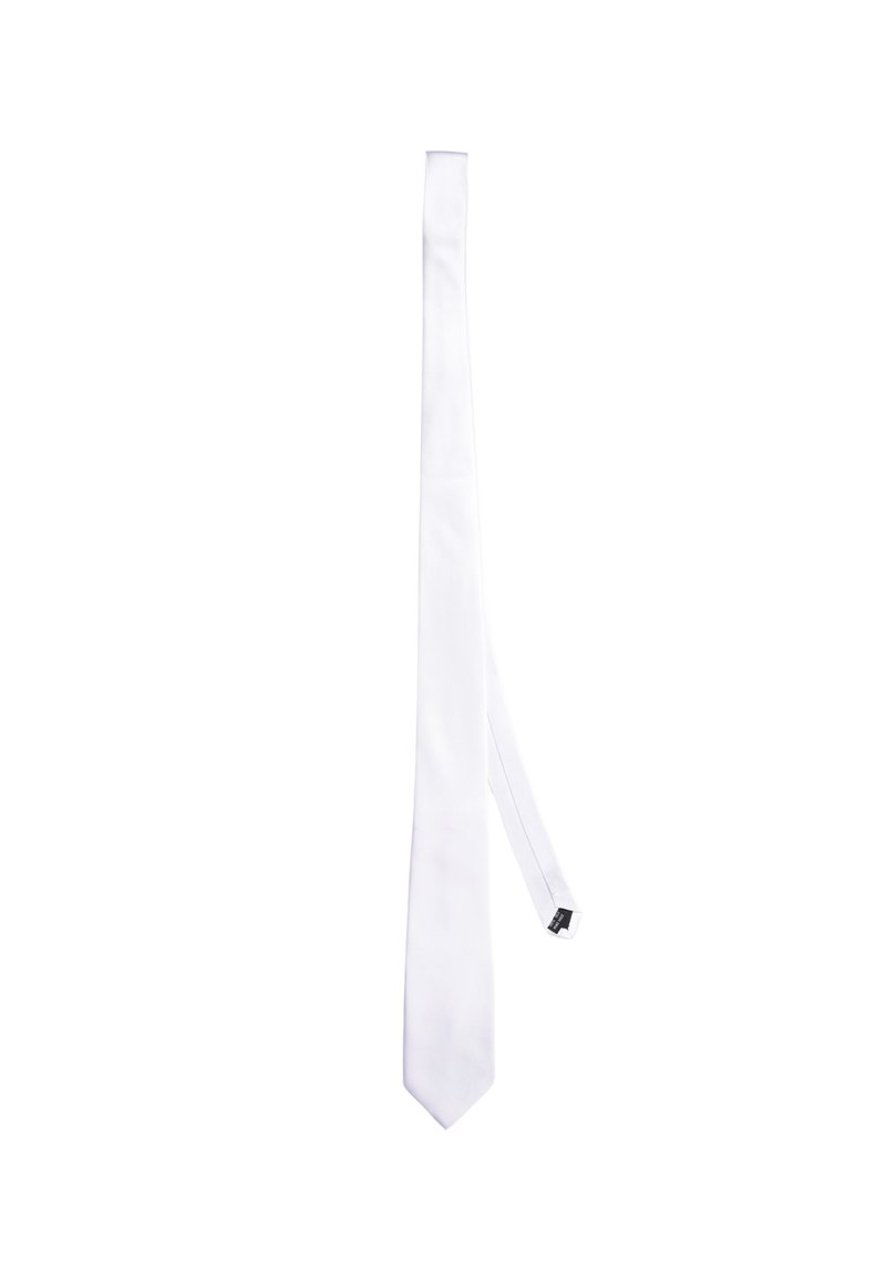 Cravatta bianca in seta caratterizzata da una forma snella e rettangolare con punta appuntita e un piccolo etichetta nera vicino all'estremità. Texture liscia, senza motivi.
