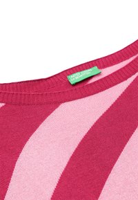 Rosa und hellrosa gestreifter Strickpullover mit geripptem Ausschnitt. Das Etikett liest "United Colors of Benetton". Weicher Textur, modernes Design.