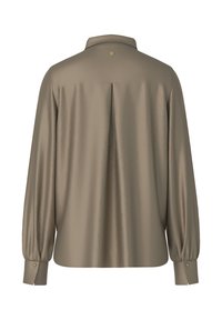 Taupe Satin-Bluse mit langen Ärmeln, Rückenfalte, geknöpften Manschetten und einem kleinen runden goldenen Schmuckstück unter dem Kragen.