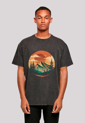 Dunkel mineralgewaschenes T-Shirt mit einem runden Berglandschafts-Design in Grüntönen und Orange, inklusive Bäume und Wolken.