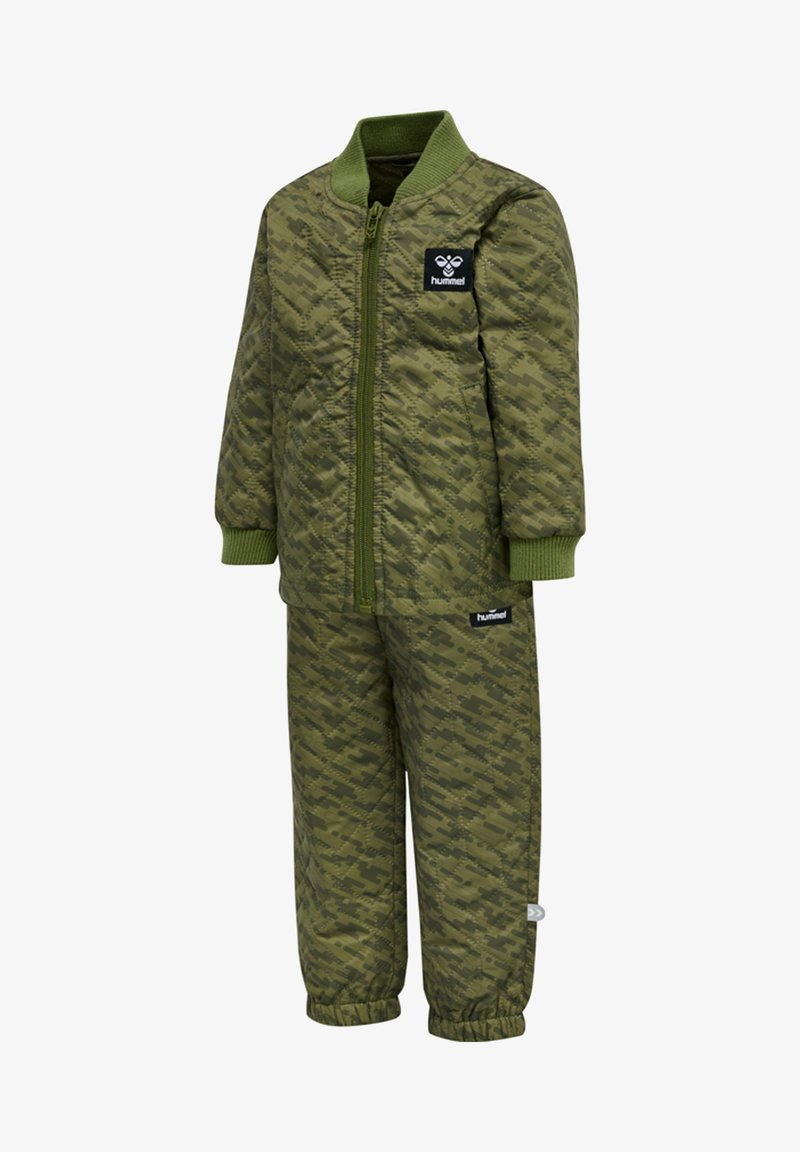 Grön kamouflage-mönstrad puffjacka och byxsats, med dragkedja fram, ribbad krage och ärmslut, samt logotypdetaljer på bröstet och byxorna.